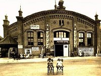 Zagrebački zbor 1926. godine, lokacija nekadašnje vojničke jahaonice, današnja Martićeva ulica.  Zagrebački zbor nalazio se na prostoru omeđenom Martićevom, Klaoničkom (Bauerovom) i Tomašićevom ulicom. 14. studenog 1909. godine osnovan je Zagrebački zbor, preteča Zagrebačkog velesajma. Te godine grupa hrvatskih gospodarstvenika pokrenula je osnivanje društva Zagrebački zbor sa svrhom priređivanja izložbi i velikih sajmova te da se intenzivira razvoj svih grana industrije i gospodarstva općenito te ujedno podignu promet stranaca u gradu.